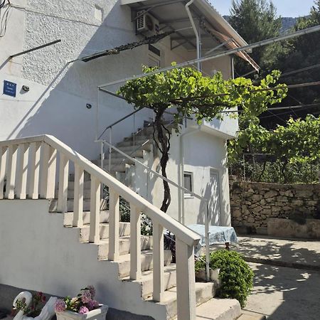 Lovely Apartment Omis Exterior photo