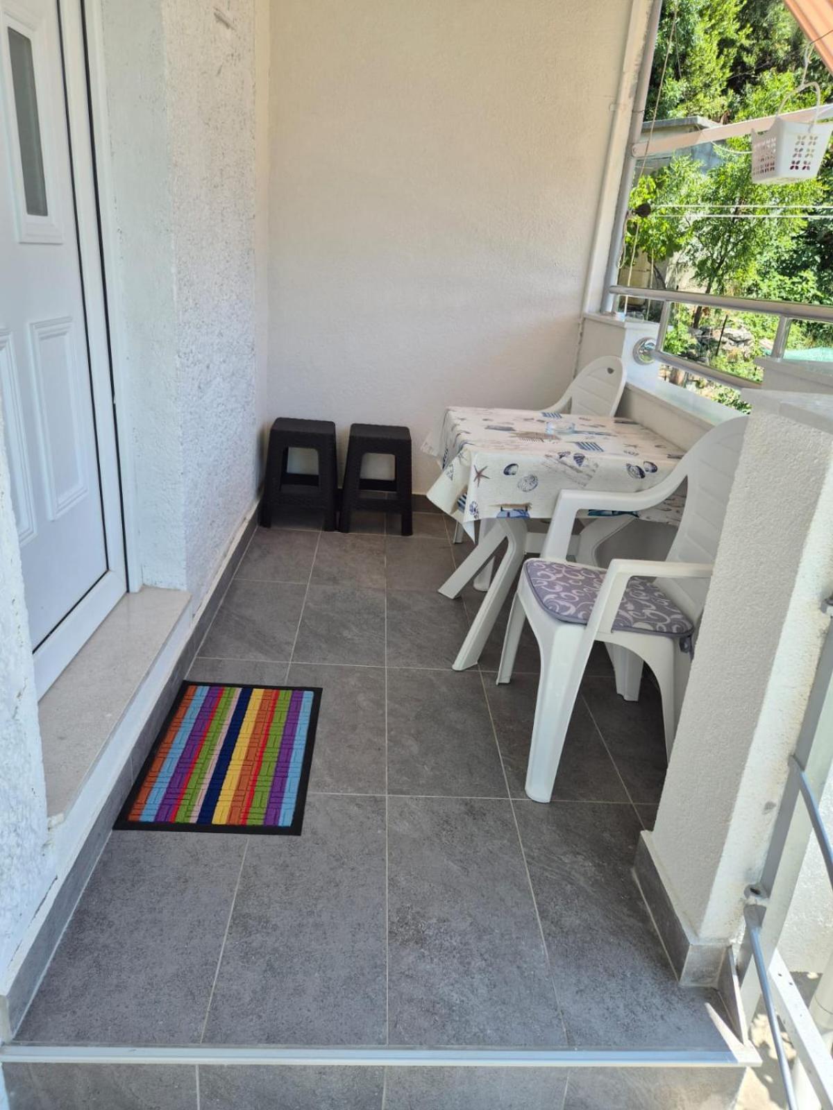 Lovely Apartment Omis Exterior photo