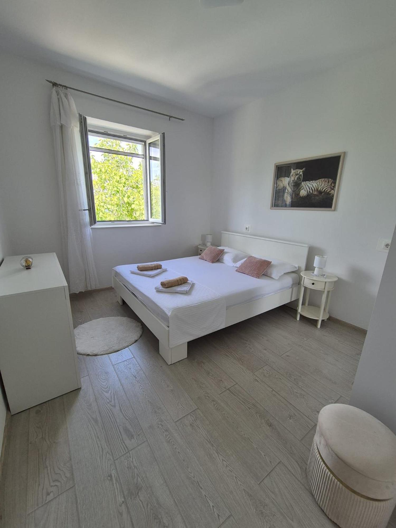 Lovely Apartment Omis Exterior photo