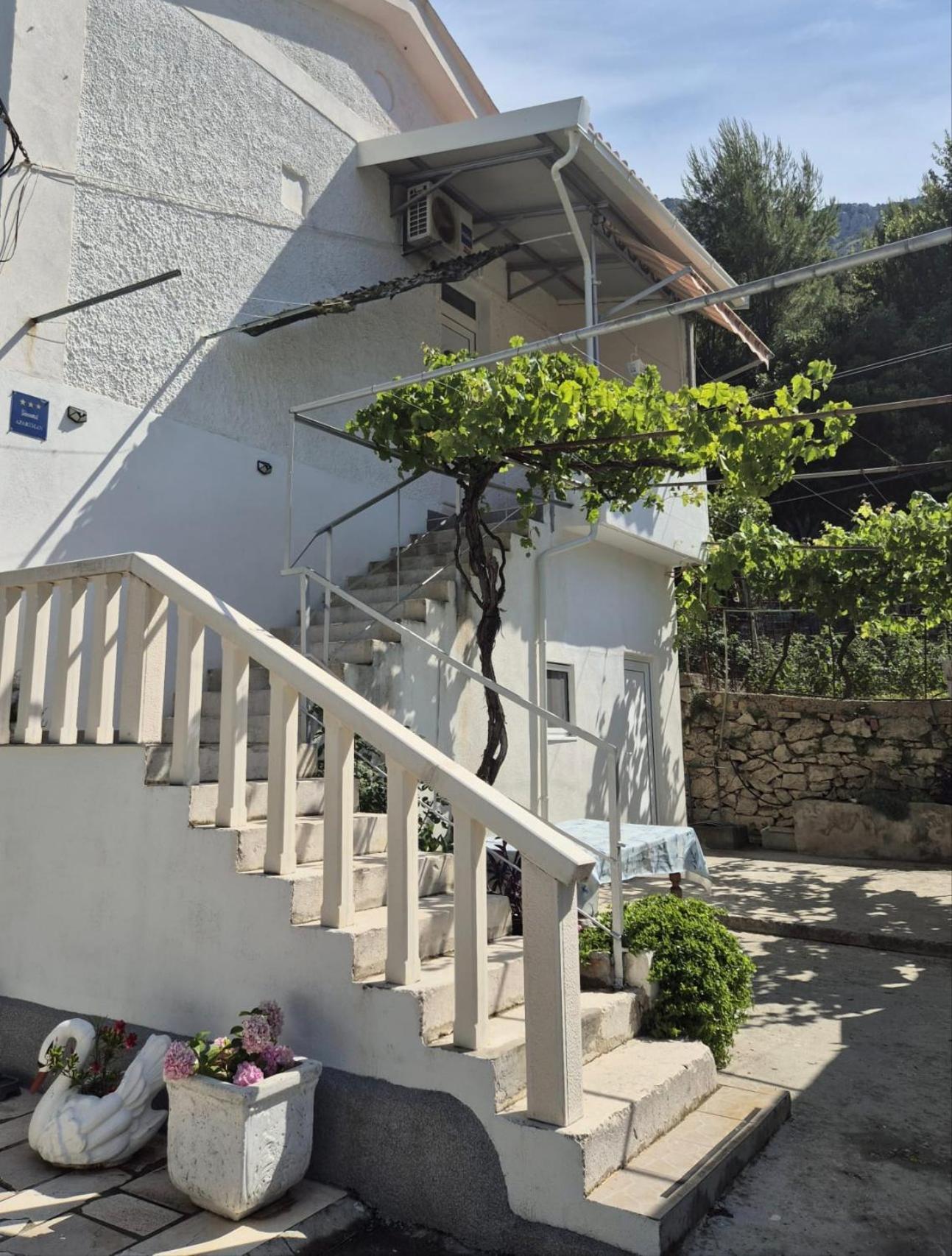 Lovely Apartment Omis Exterior photo
